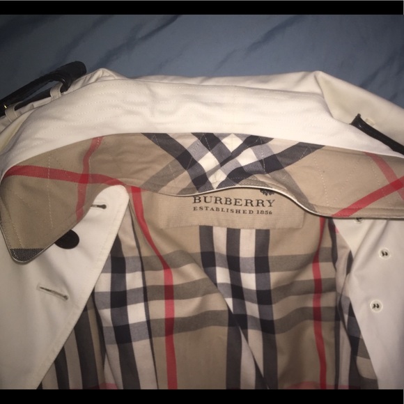 BURBERRY DOUBLE BREASTED SHORT TRENCH COAT - Picture 6 of 8